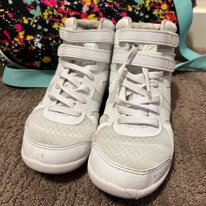 Nfinity Beast Mid Top Cheer shoe (Y3)